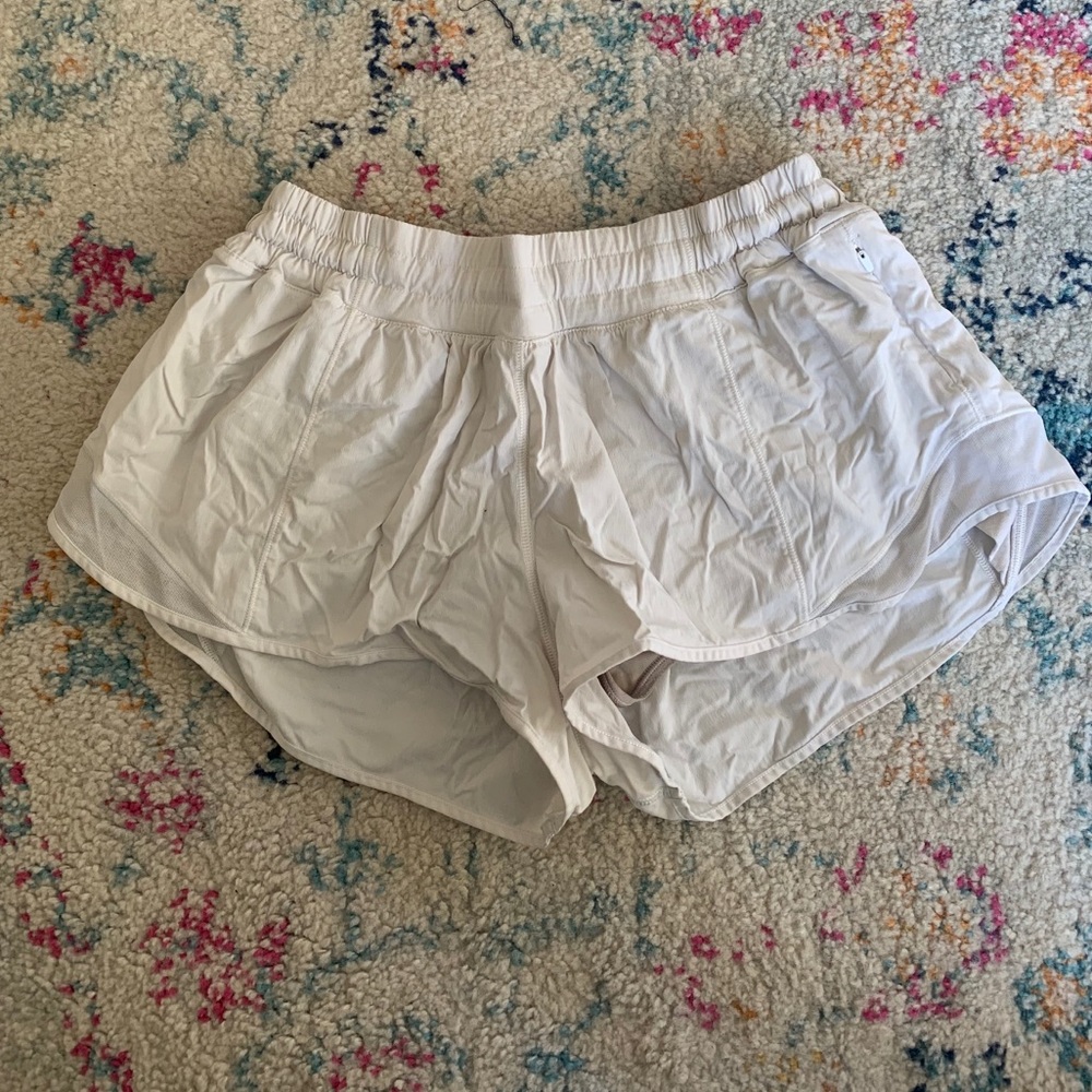 Lululemon hotty hot white shorts 2.5”